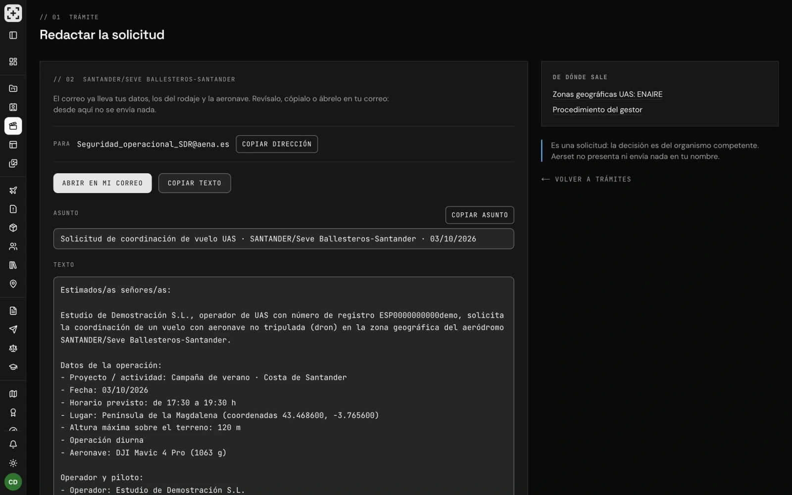 Captura del estudio: la solicitud de coordinación al aeródromo de Santander redactada para un rodaje de demostración en la península de la Magdalena, con el asunto, el texto y los botones para copiarla o abrirla en el correo