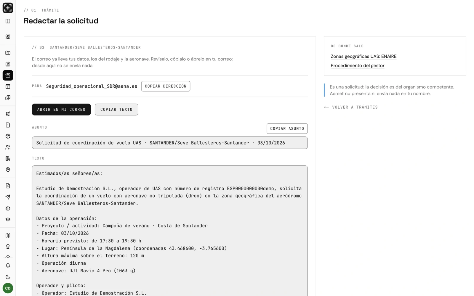 Captura del estudio: la solicitud de coordinación al aeródromo de Santander redactada para un rodaje de demostración en la península de la Magdalena, con el asunto, el texto y los botones para copiarla o abrirla en el correo