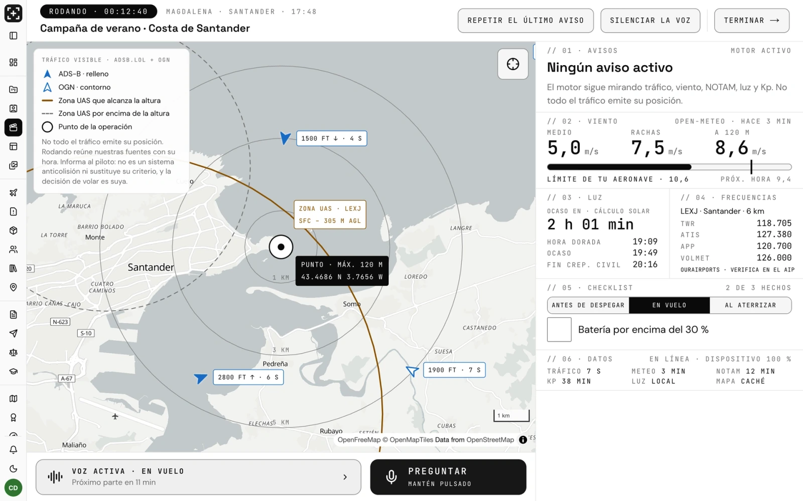 Captura de Rodando en la tableta: un rodaje de demostración en la Magdalena en vuelo, con el mapa, las zonas UAS, el viento a 120 m contra el límite de la aeronave, la luz, las frecuencias de Santander y la checklist en vuelo