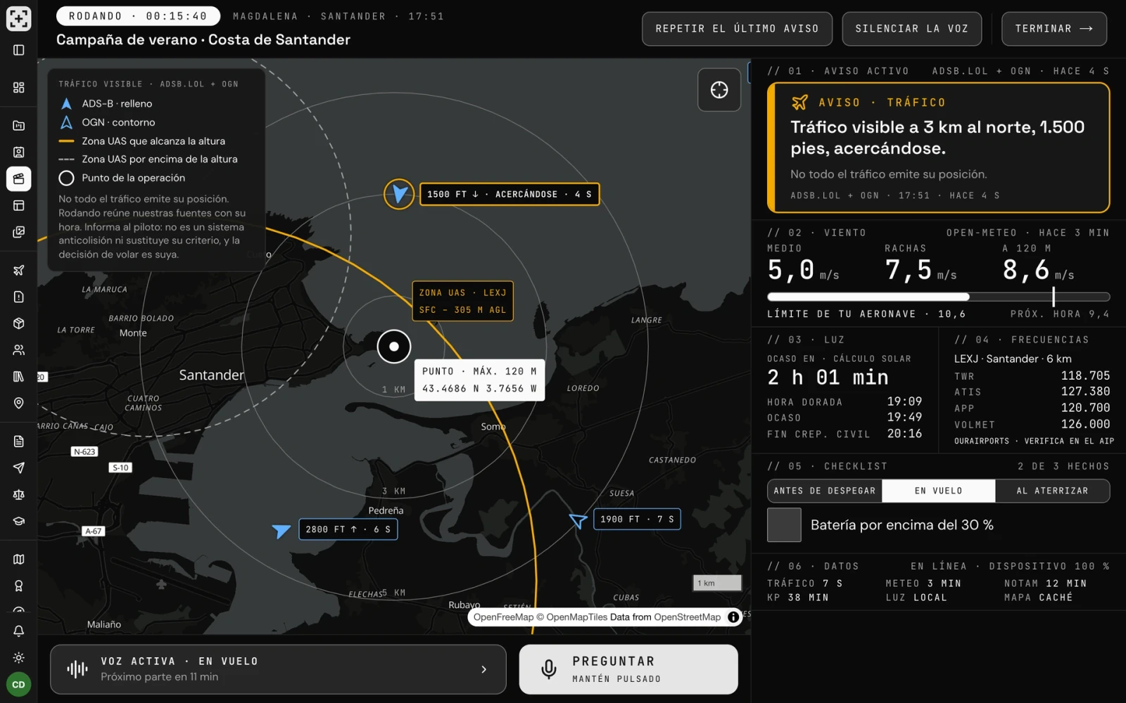 Captura de Rodando: un aviso de tráfico visible a 3 km al norte y 1.500 pies, acercándose, con «No todo el tráfico emite su posición» debajo y la aeronave marcada en el mapa