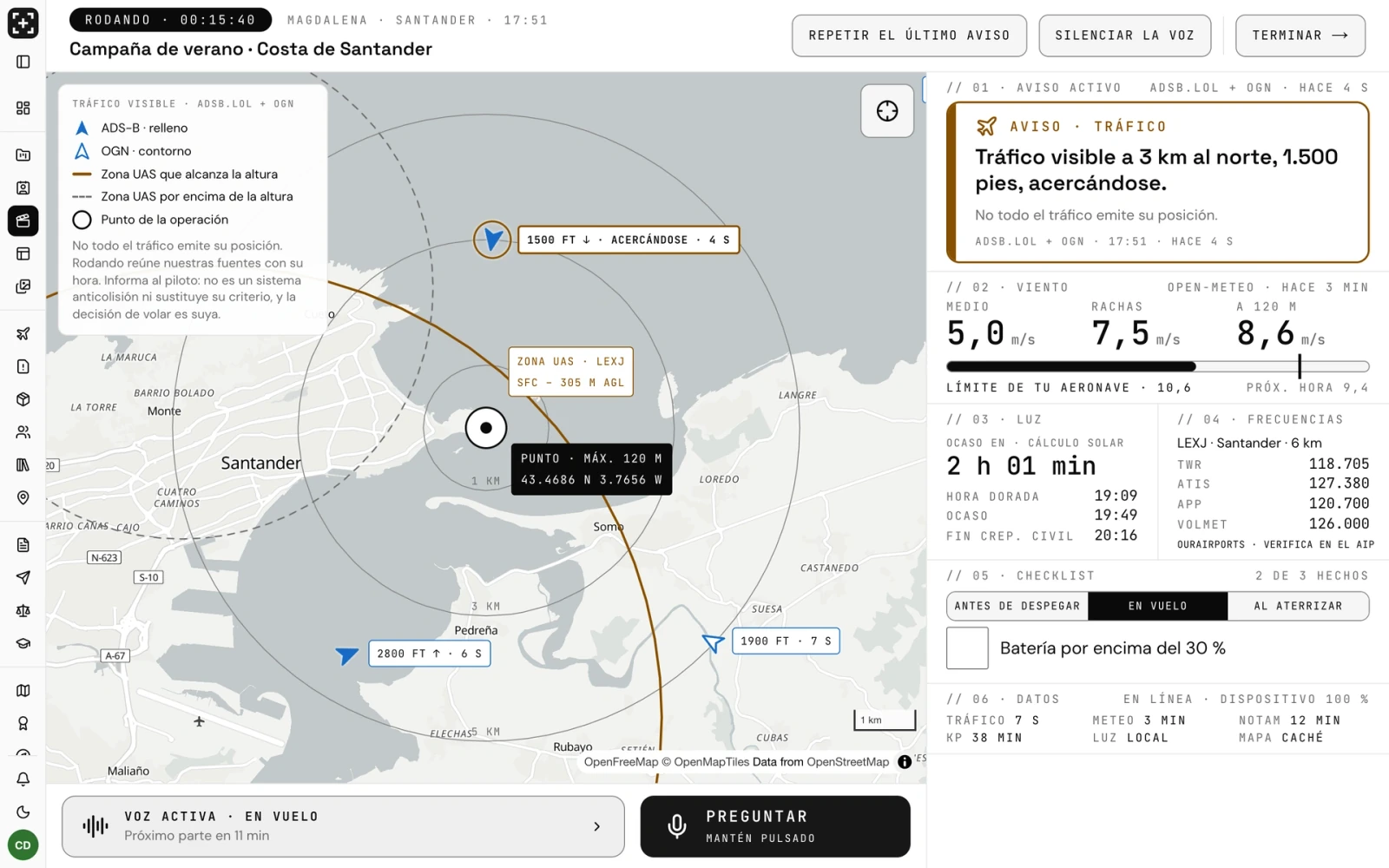 Captura de Rodando: un aviso de tráfico visible a 3 km al norte y 1.500 pies, acercándose, con «No todo el tráfico emite su posición» debajo y la aeronave marcada en el mapa